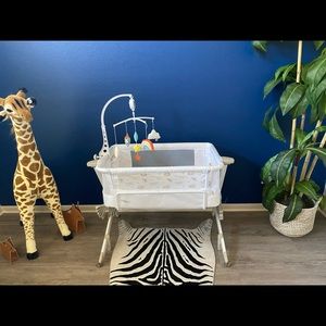 Evolur Stellar Bassinet and Bedside sleeper in White